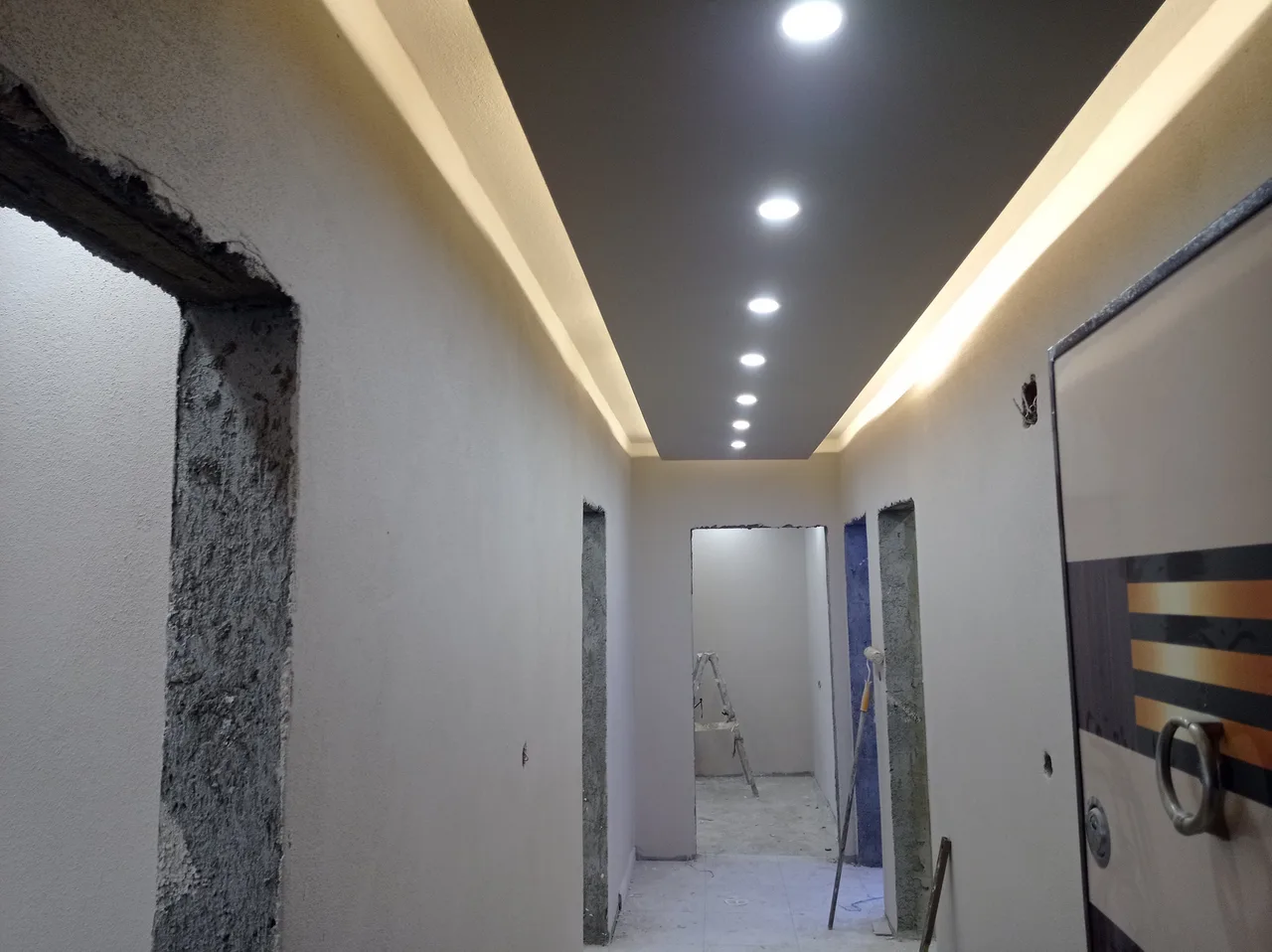 Mersin'de ışıklı asma tavanlı koridor uygulaması